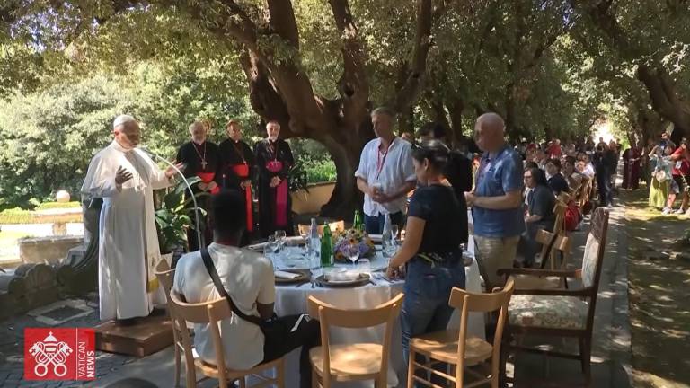 El Papa León XIV almuerza este sábado con aproximadamente doscientas personas vulnerables asistidas por la Diócesis de Roma, entre ellas, 35 niños.