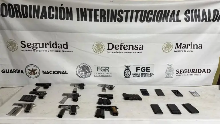 Armas decomisadas al interior del penal de Aguaruto, en Culiacán, tras tiroteo del jueves.