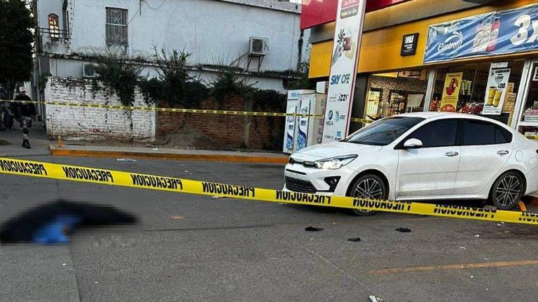 Peritos de la FGE realizan diligencias en el lugar donde un hombre perdió la vida tras un ataque.