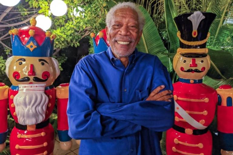 Alza Morgan Freeman la voz contra el uso de inteligencia artificial