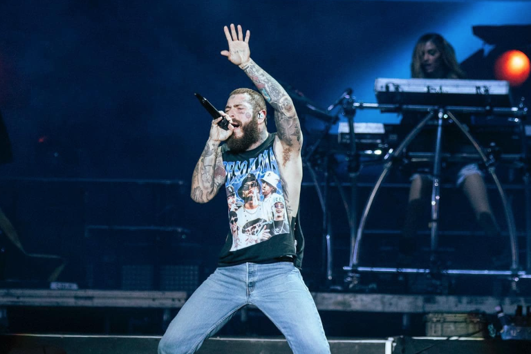 Usa Post Malone playera con imagen de Peso Pluma y el ‘Doble P’ reacciona