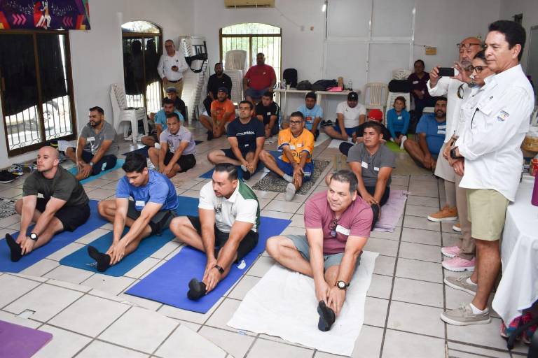 Se capacitan profesores mazatlecos de educación física en la rama del yoga