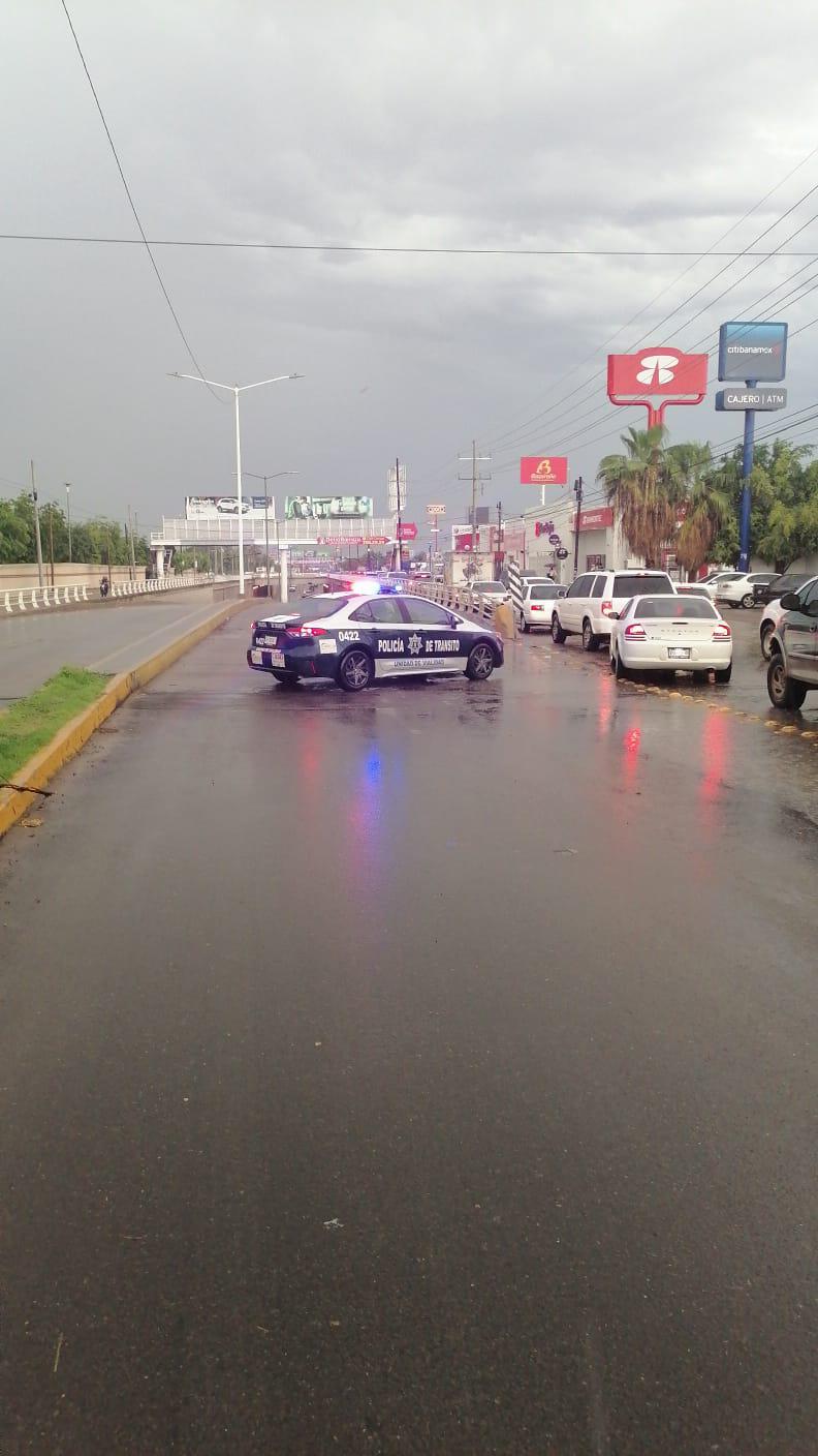$!Una niña fue arrastrada por un arroyo que se formó en Culiacán y fue rescatada por vecinos