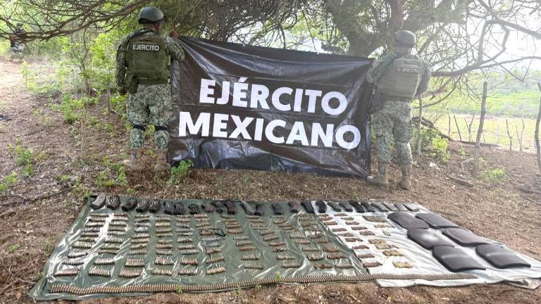 Armamento táctico, explosivos y municiones asegurados por las fuerzas federales en el sur de Sinaloa.