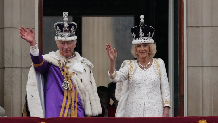 Coronan a los reyes Carlos III y Camilla en histórica ceremonia cargada de simbolismos