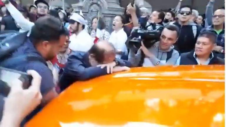 Epigmenio Ibarra se empieza a sentir mal durante una marcha.