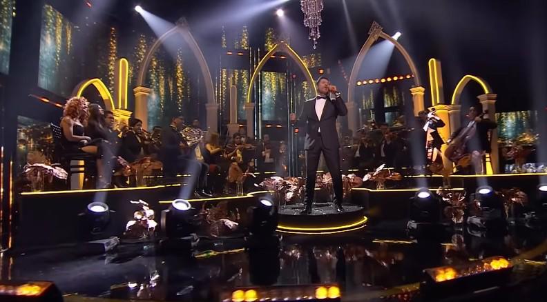 $!Vestido de smoking, Walo Silva brindó una versión mucho más refinada a la que se conoce de la Banda MS.