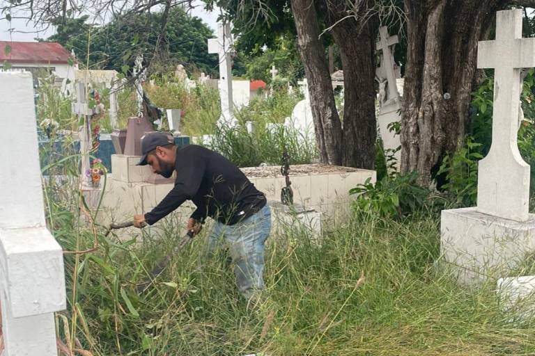 En Rosario, Servicios Públicos realiza trabajos de limpieza en panteones del municipio