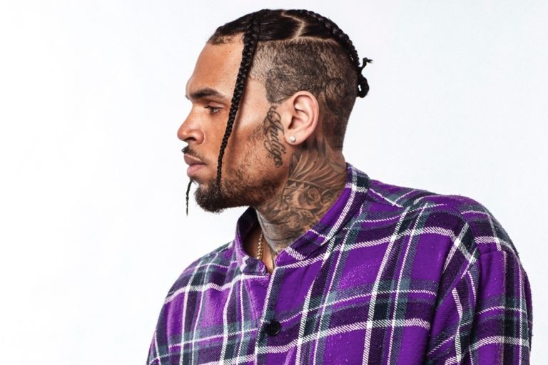 Demanda Chris Brown a Warner Bros. por presunta difamación en un documental