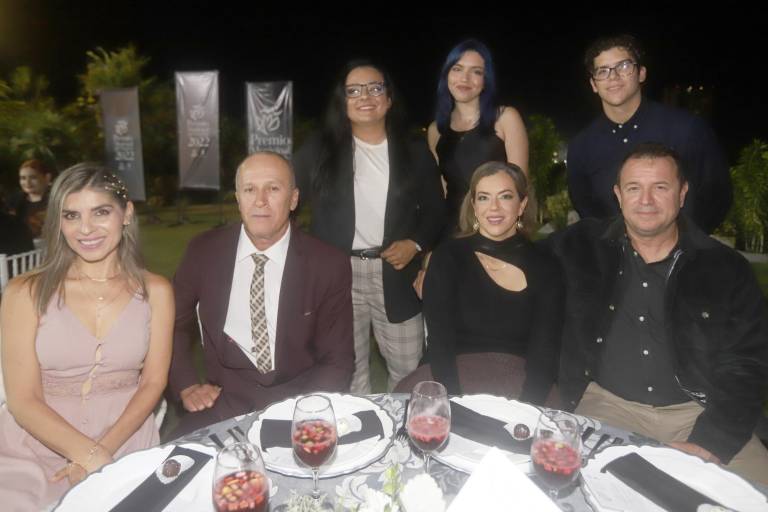 Disfrutan deportistas de alegre velada