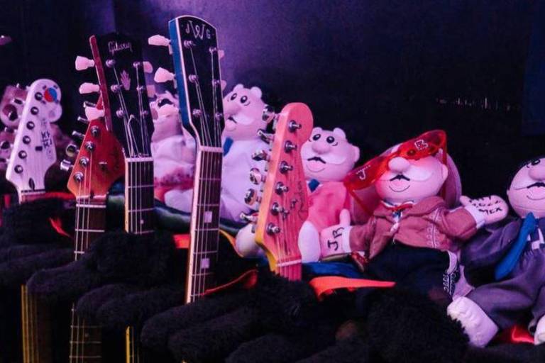 Presumen los Jonas Brothers colección de muñecos del Dr. Simi