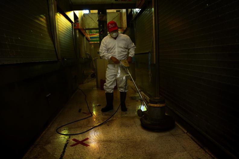 $!Realizan labores de sanidad en el Mercado Garmendia de Culiacán para inhibir contagios de Covid-19