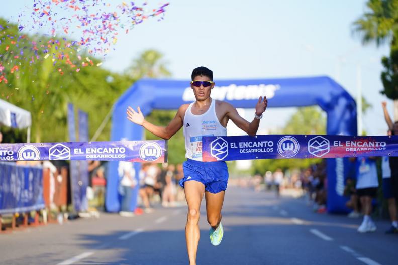 $!¡Tricampeón! Diego Bárcenas rompe su propio récord en Carrera Urbanianos Premier