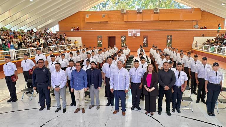 Jefes policiacos y directores junto a los 75 cadetes que concluyeron satisfactoriamente la Universidad de la Policía del Estado de Sinaloa.