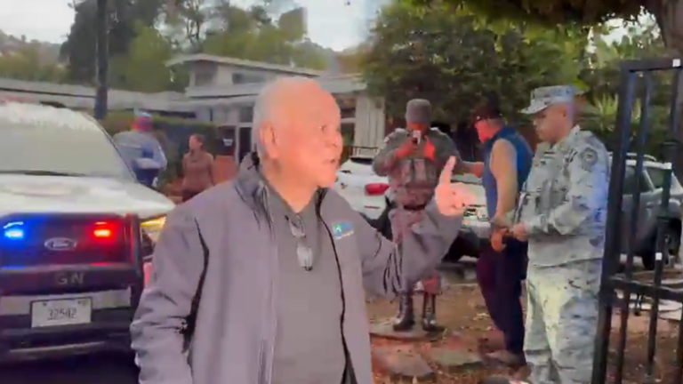 Ernesto Ruffo Appel, ex Gobernador de Baja California, a su llegada a su domicilio en Ensenada tras haber salido del Penal del Altiplano.