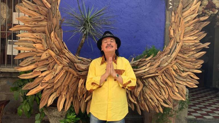 Carlos Santana es visto en Guadalajara disfrutando de la música de mariachi, bailando y cantando.