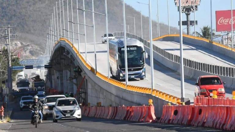 Desde la madrugada de este martes quedó abierto a la circulación el puente vehicular frente a Plaza Acaya.