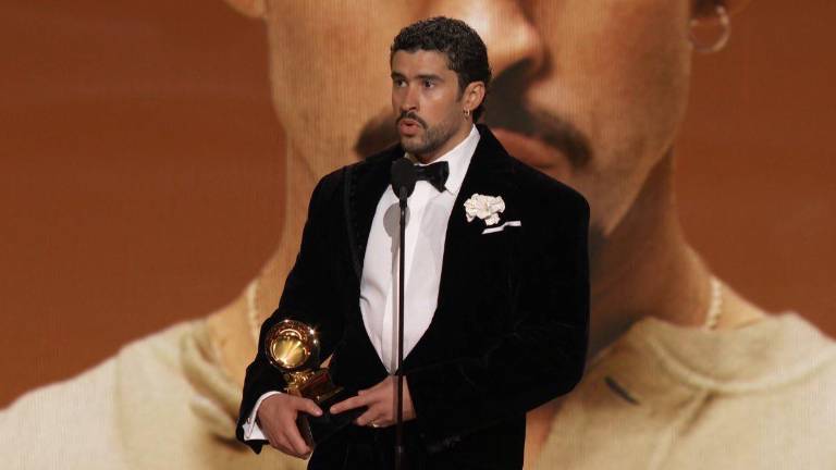 Bad Bunny aprovechó el escenario de la entrega de los premios Grammy para externar “Fuera ICE”.