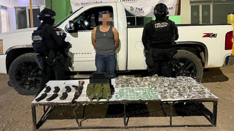 Autoridades aseguran armamento y un vehículo con reporte de robo tras detención en el sur de Sinaloa.