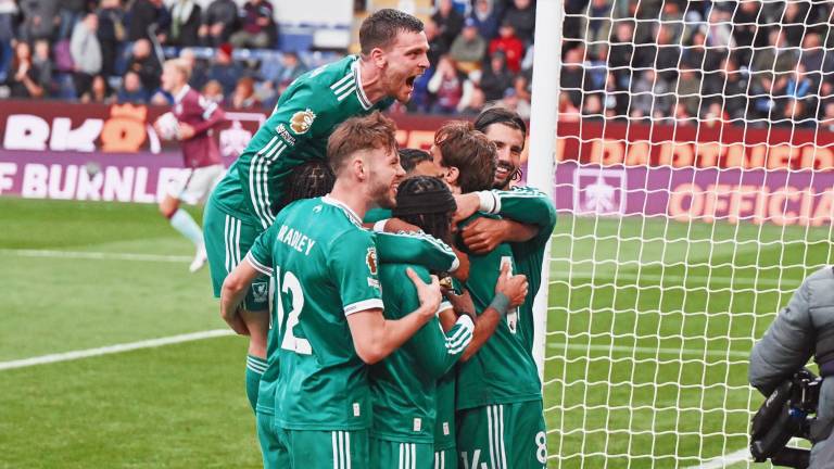 Liverpool sumó tres puntos con agónico triunfo sobre el Burnley.