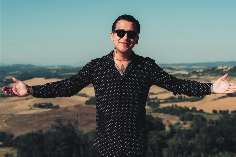 Gana Christian Nodal demanda millonaria en Colombia