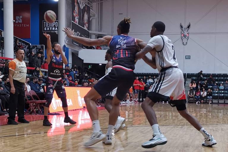 Venados Basketball sale del bache y vence a Zonkeys