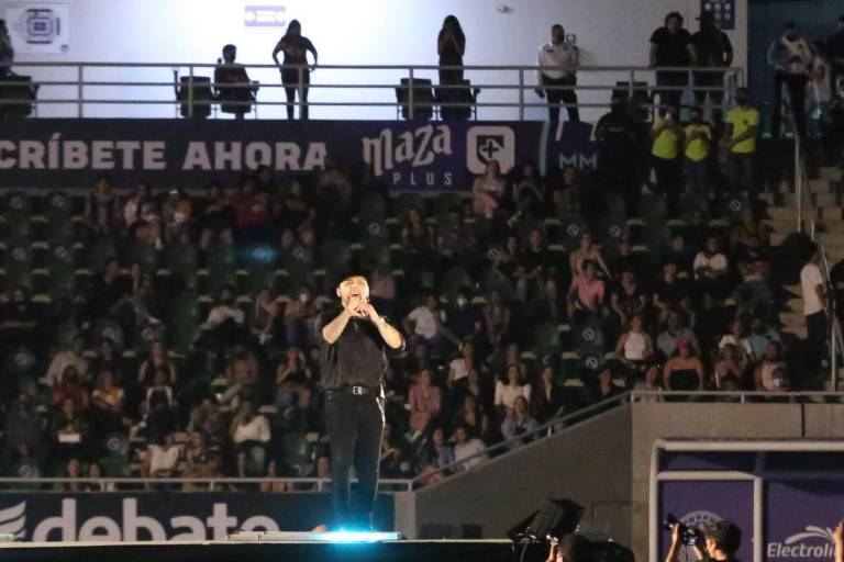 Christian Nodal canta por una buena causa en Mazatlán