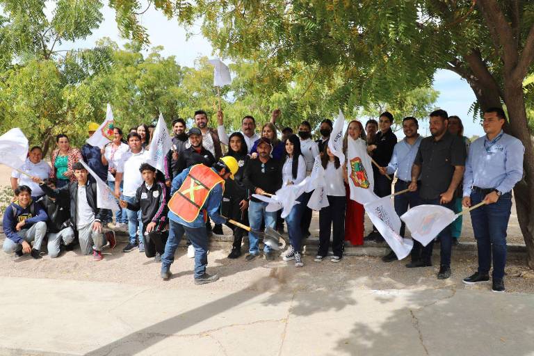 Comienza instalación de alumbrado en la Unidad Deportiva de La Cruz