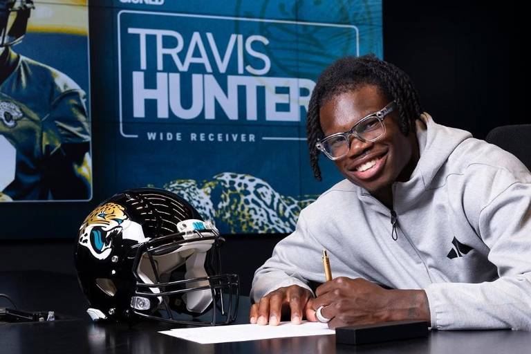 Travis Hunter debuta como receptor y esquinero en pretemporada