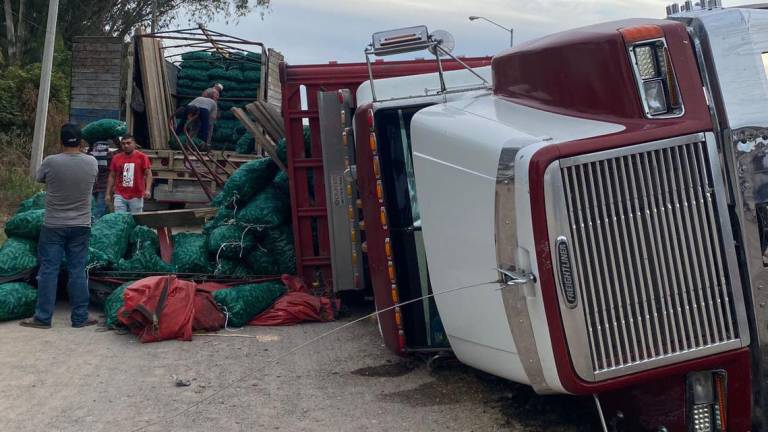 Torton cargado de chiles vuelca en la carretera Villa Unión-Walamo