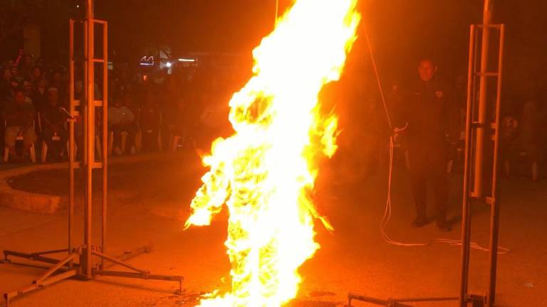 El personaje de José Dimas Rodríguez fue llevado a la hoguera de la Quema del Humor en Teacapán.