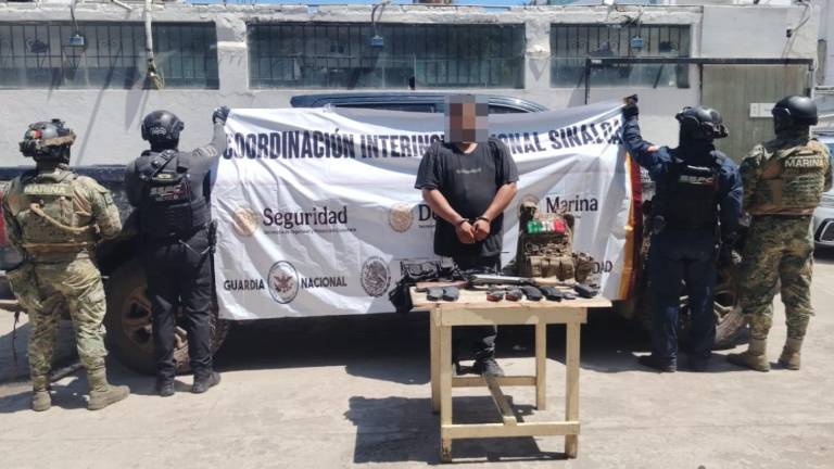 Personal de la Secretaría de Marina detuvo a un presunto infractor en operativo en Mazatlán.