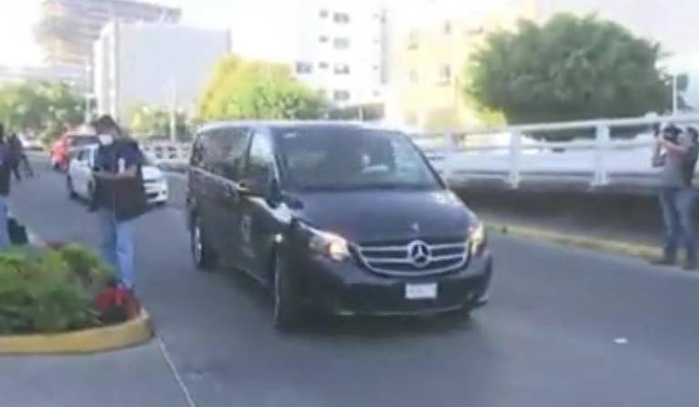 Sale de hospital carroza fúnebre con Vicente Fernández