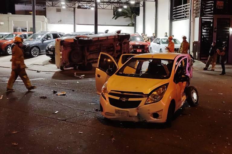 Vuelca camioneta al chocar contra auto en Mazatlán