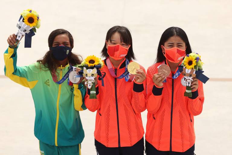 Momiji Nishiya y Rayssa Leal, ambas de 13 años, ganan oro y plata en skate