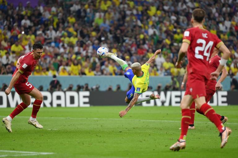 Brasil rompe cerrojo serbio con doblete de Richarlison y gana 2-0
