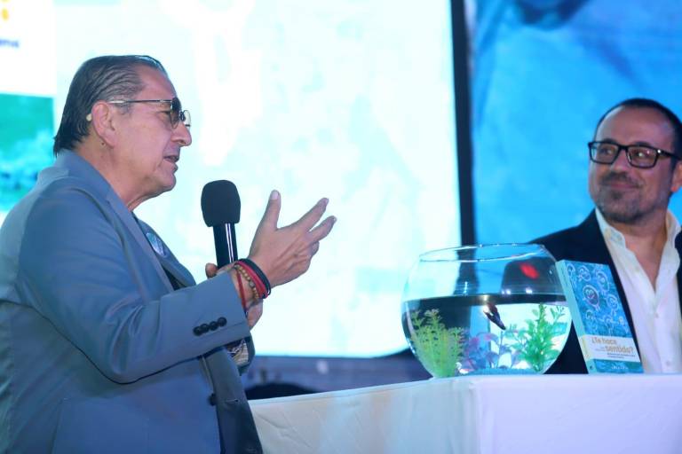 Acompañan a Óscar García en la presentación de su libro ‘¿Te hace sentido?’