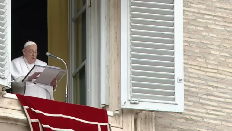 El Papa Francisco al dirigir el rezo del Angelus este domingo en la Plaza de San Pedro.