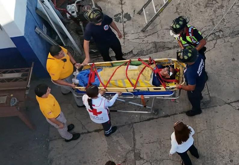 $!Rescatan a trabajador electrocutado en techo de una congeladora de Mazatlán