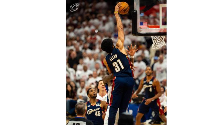Jarrett Allen aportó 18 unidades.