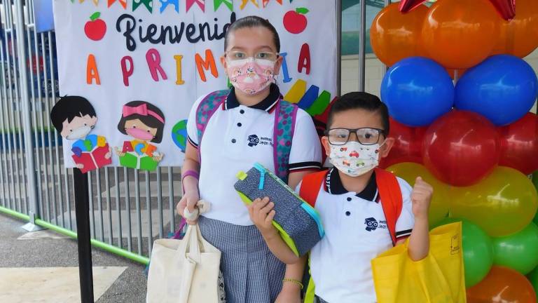 Con alegría, alumnos de primaria del Instituto Bilingüe Jean Piaget regresan a las aulas para iniciar el ciclo escolar 2021-2022.