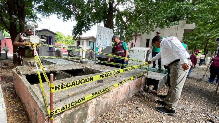 Personal de Protección Civil de Culiacán coloca señalización de áreas de riesgo en panteones municipales.