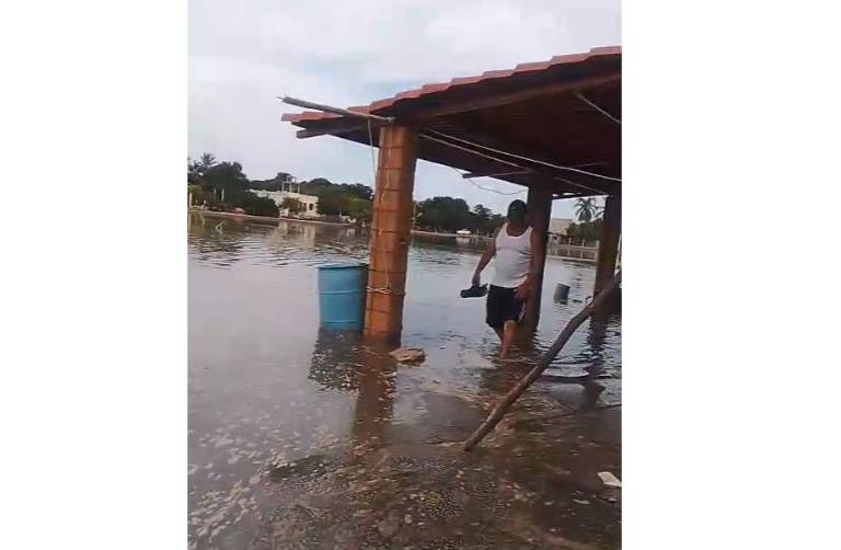 La marea sube de nuevo en Las Aguamitas y alerta por la llegada del agua a las viviendas.