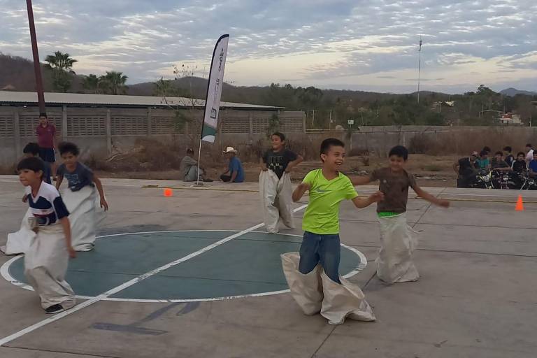 Disfrutan de una gran tarde familias de Carboneras con Jornada Deportiva