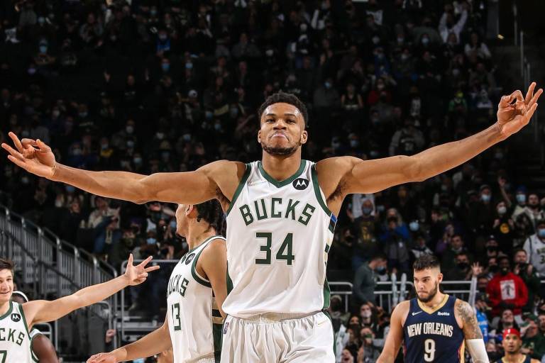 Giannis Antetokounmpo logra un triple-doble como no se veía desde 1977