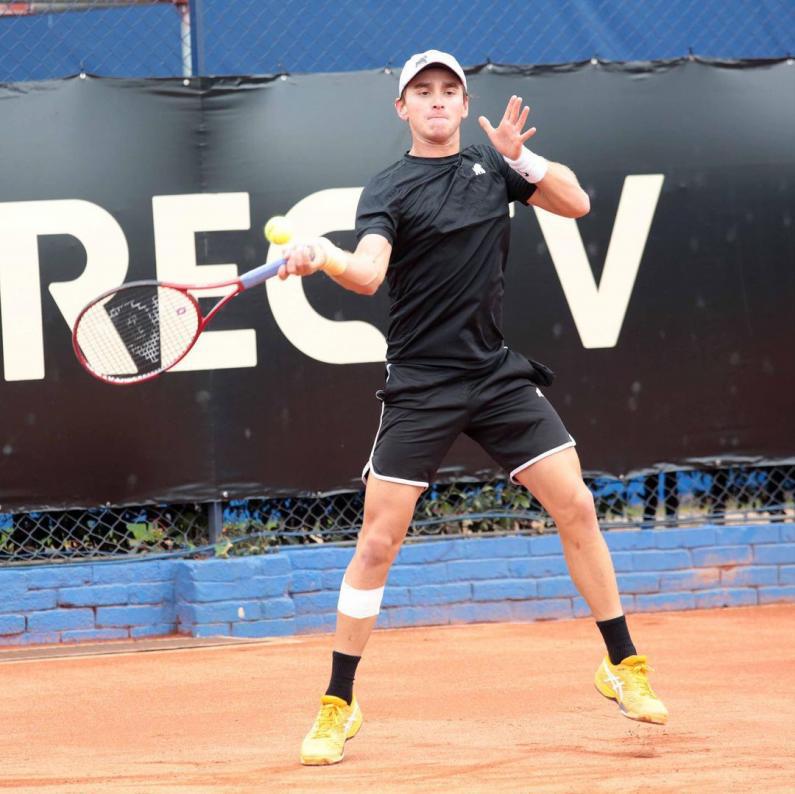 $!Mazatleco Luis Patiño se queda fuera en singles del Puerto Vallarta Open 2021
