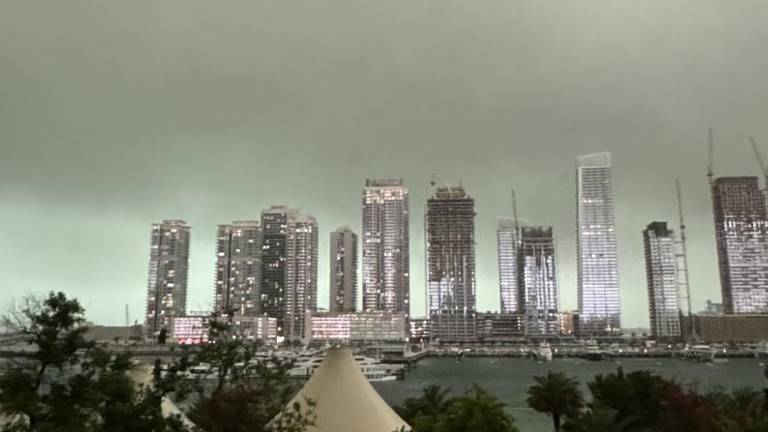 Paralizan las lluvias a Dubái y los fuertes vientos interrumpen los vuelos