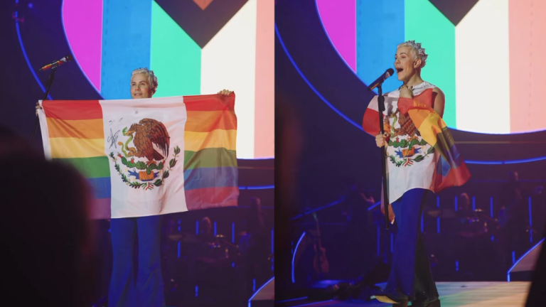 Christian Chávez muestra en concierto la bandera de México alterada.