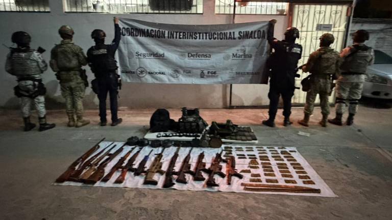 Arsenal asegurado en Escuinapa; delincuentes atacaron con explosivos lanzados desde drones.
