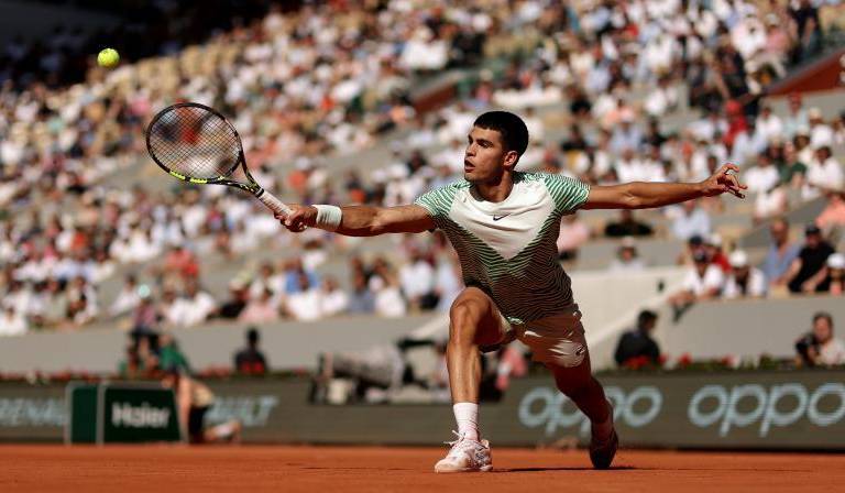 Carlos Alcaraz alcanza la tercera ronda en Roland Garros